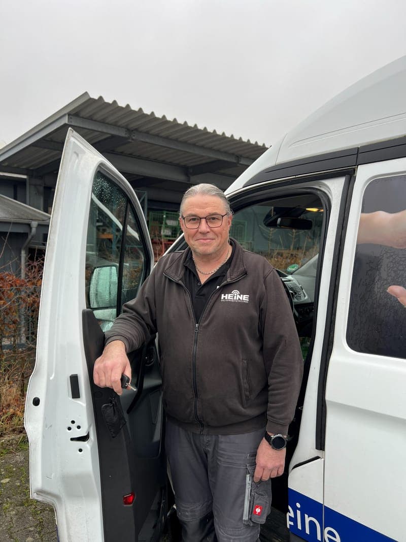 Frank Schiffmann, Techniker bei Heine, am Servicefahrzeug